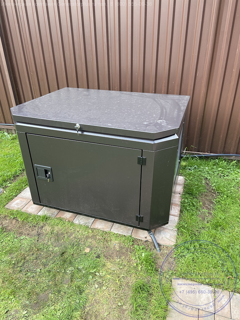 Elemax ESH7600EX-RS в кожухе за гаражом