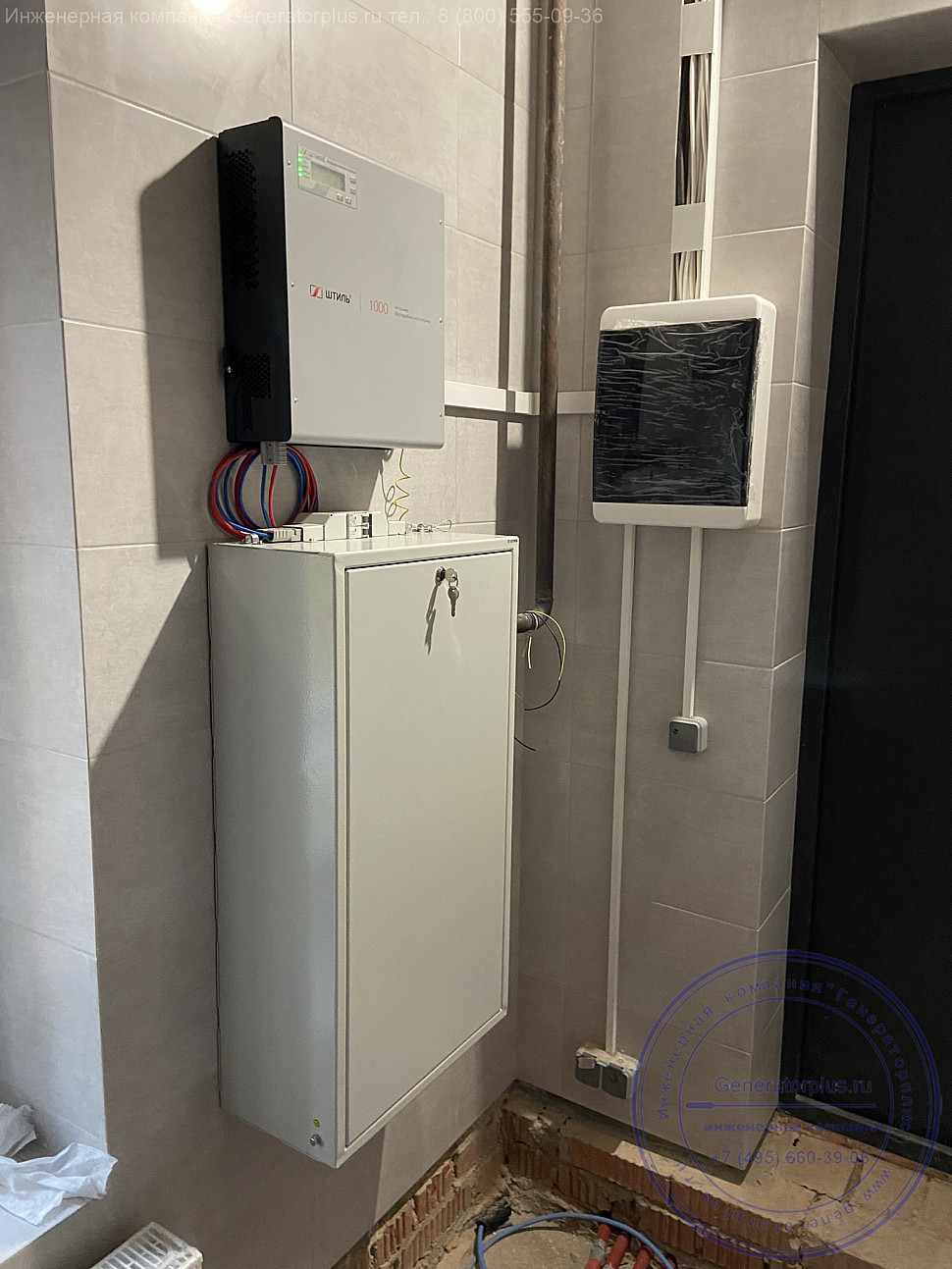 Штиль SW1000L с тремя акуумуляторами 100 ач в батарейном стеллаже